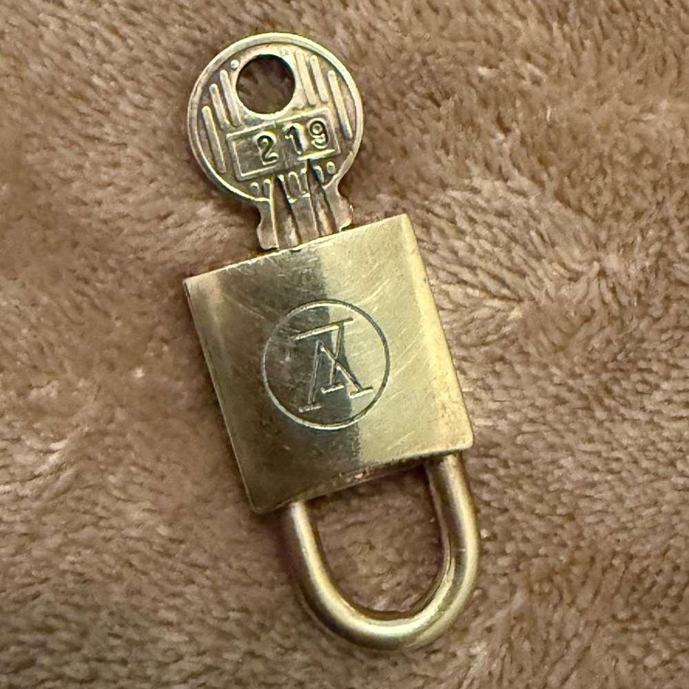 Rare Louis Vuitton lock and key #219 comes with a
unbranded chain - Picture 2 of 9